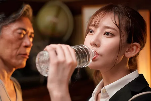 sex gái xinh vú to trắng Cô giáo đến nhà để gặp phụ huynh cậu học trò nghỉ học và cái kết